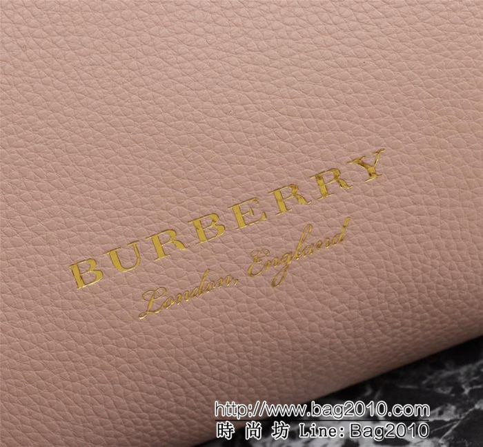 BURBERRY巴寶莉 簡約時尚手拿包 拉鏈口袋飾有 Burberry立體字母 2288  Bhq1046